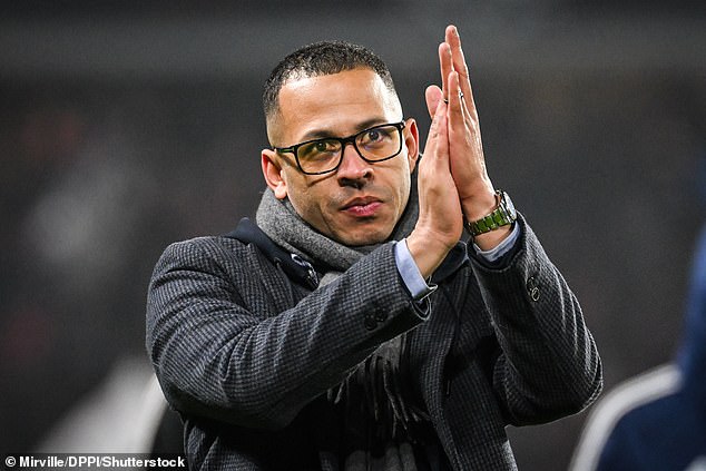 HLV Liam Rosenior bay sang London, sắp dẫn dắt Chelsea - Ảnh 1