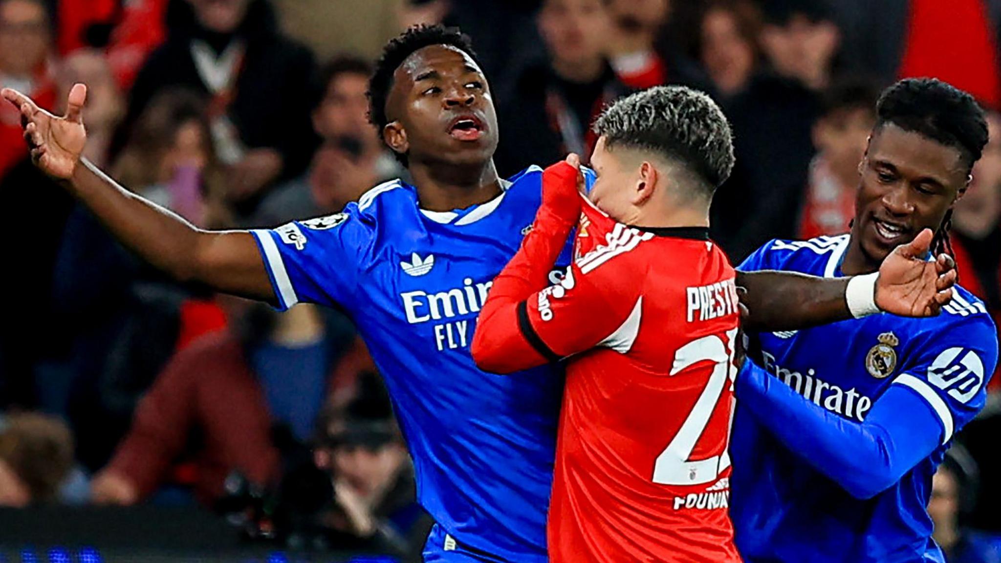 Phản ứng của HLV Mourinho trước m&agrave;n ăn mừng tranh c&atilde;i của Vinicius - Ảnh 1