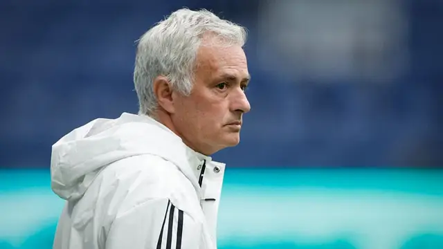 CĐV ngỡ ng&agrave;ng về địa điểm HLV Mourinho theo d&otilde;i trận Real Madrid - Ảnh 1
