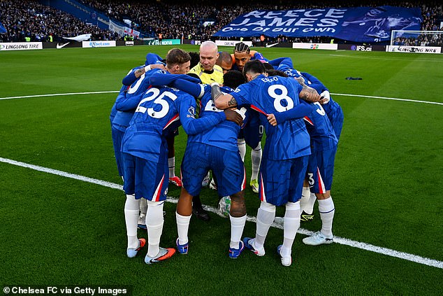Cầu thủ Chelsea v&acirc;y k&iacute;n trọng t&agrave;i trước trận đấu - Ảnh 1