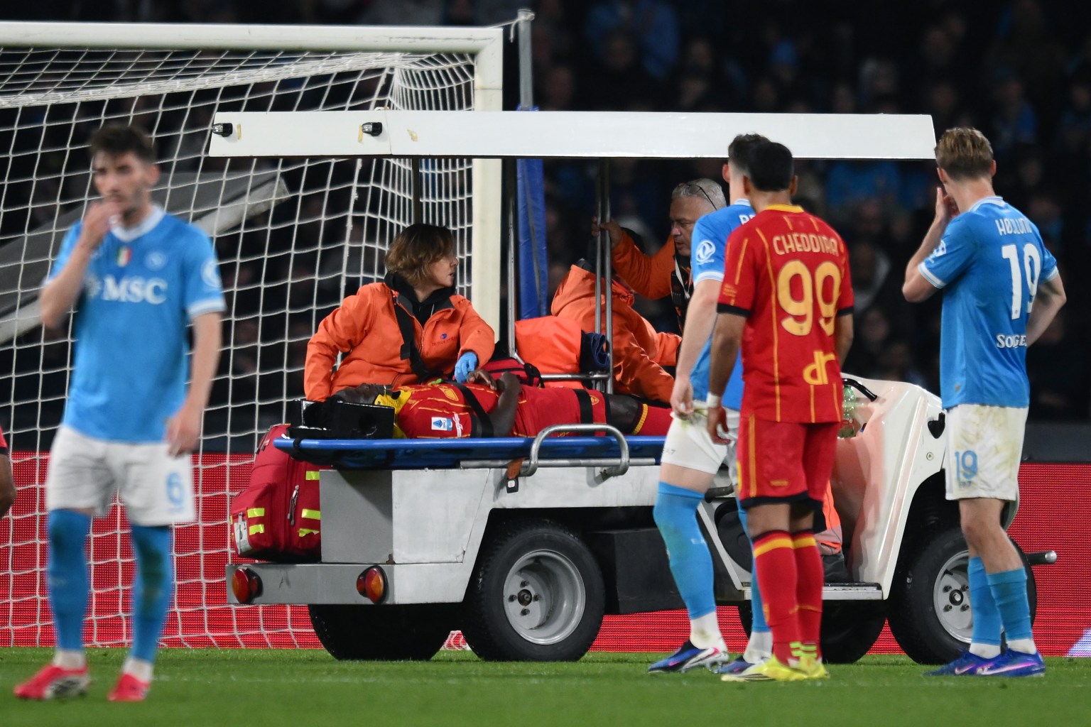 Cầu thủ Serie A đổ gục xuống s&acirc;n khi đang thi đấu - Ảnh 1
