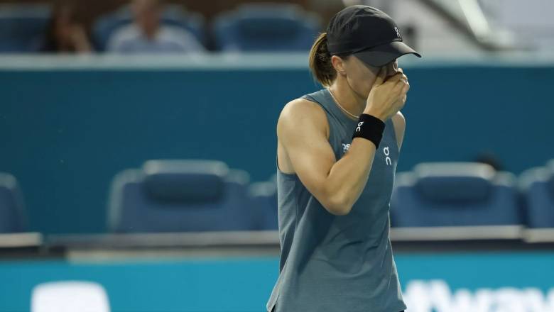 Swiatek thua sốc tay vợt hạng 50 thế giới ngay ở vòng mở màn Miami Open - Ảnh 1