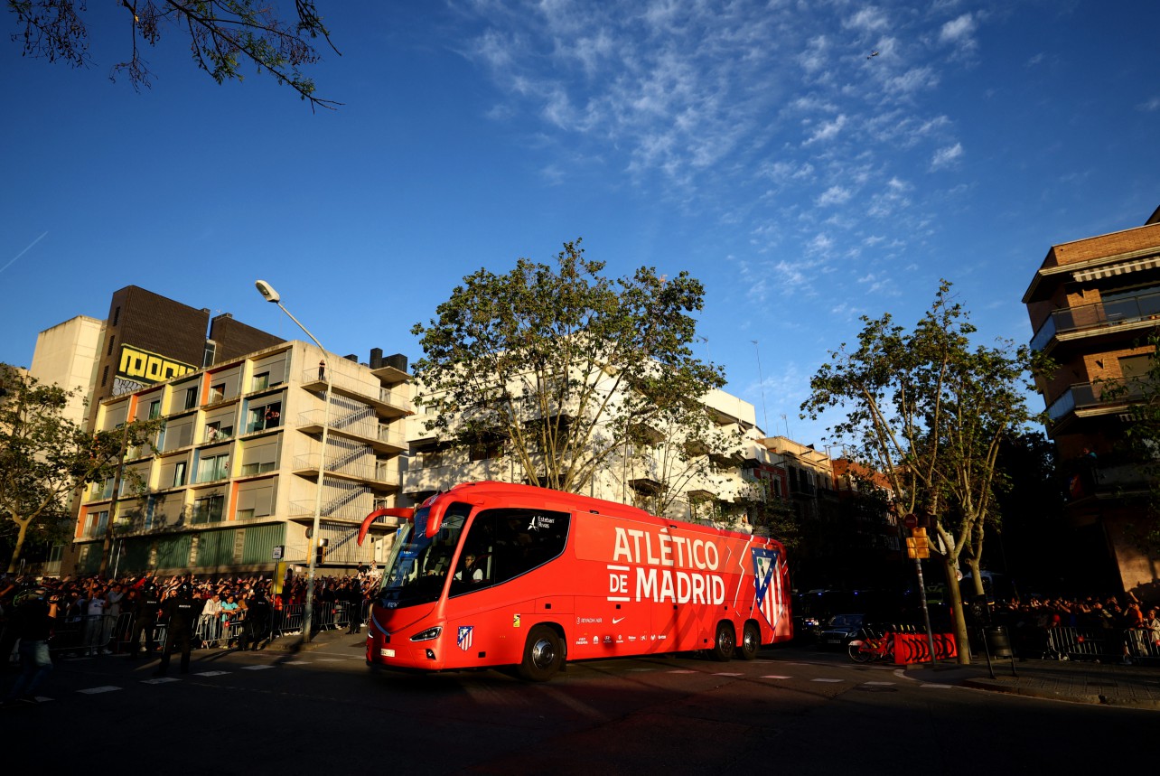 CĐV Barcelona l&agrave;m loạn, đập ph&aacute; xe bus của Atletico Madrid - Ảnh 1