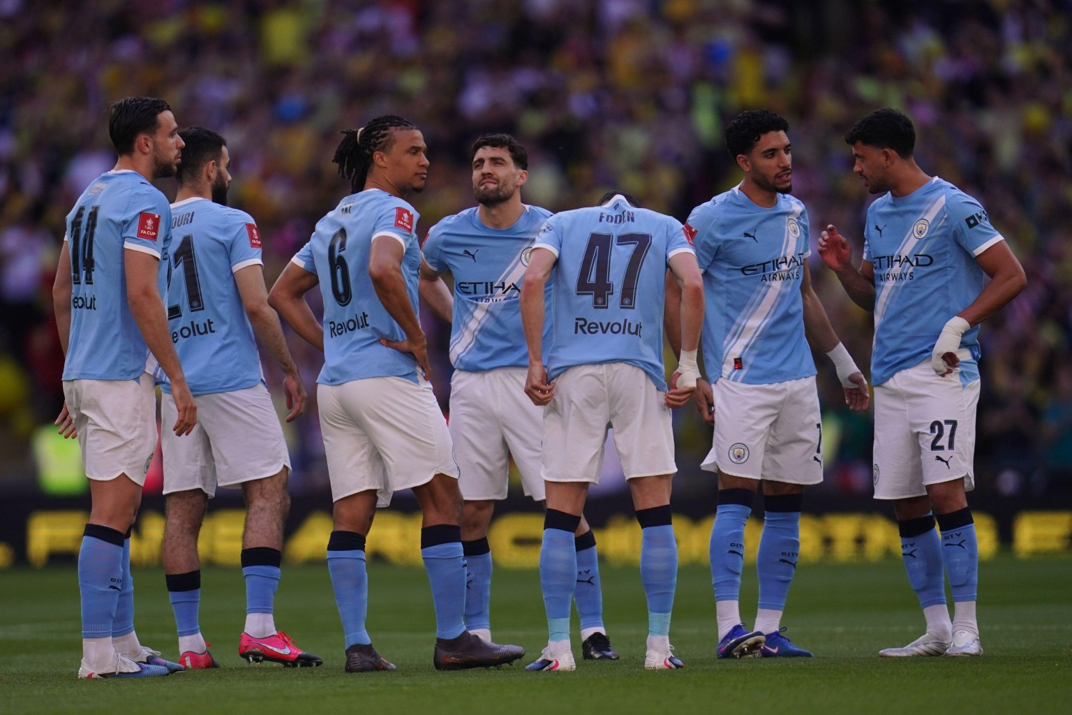Man City gặp kh&oacute; trong cuộc đua v&ocirc; địch với Arsenal - Ảnh 1