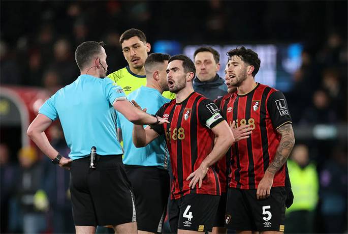 Bournemouth phẫn nộ vì tiếng còi mãn cuộc gây tranh cãi trước Arsenal
