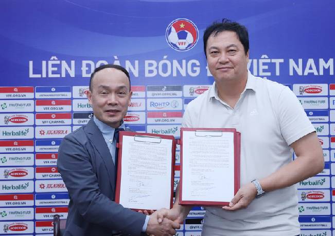 Cánh tay phải của HLV Kim Sang Sik gia hạn hợp đồng với ĐT Việt Nam