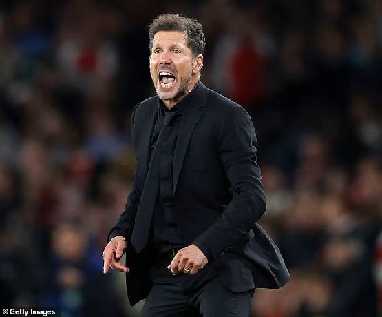 HLV Diego Simeone xô đẩy Giám đốc thể thao của Arsenal