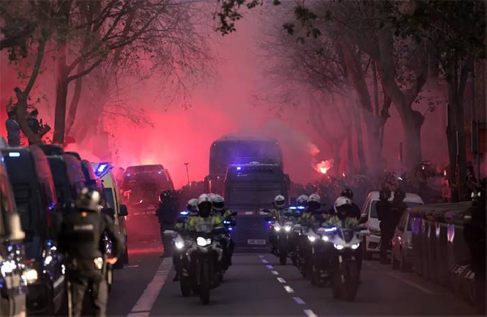 CĐV Barcelona làm loạn, đập phá xe bus của Atletico Madrid