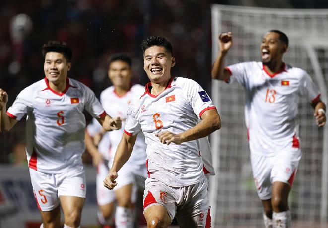 Giá vé xem trận Việt Nam vs Bangladesh bằng 10 lít xăng