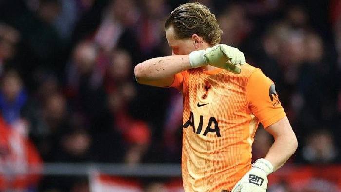 Thủ môn Tottenham thi đấu thảm họa, bị thay ra sân chỉ sau 17 phút