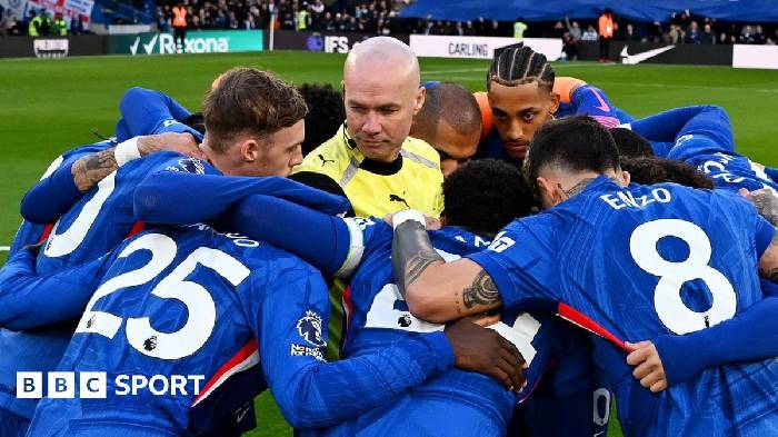 Cầu thủ Chelsea vây kín trọng tài trước trận đấu