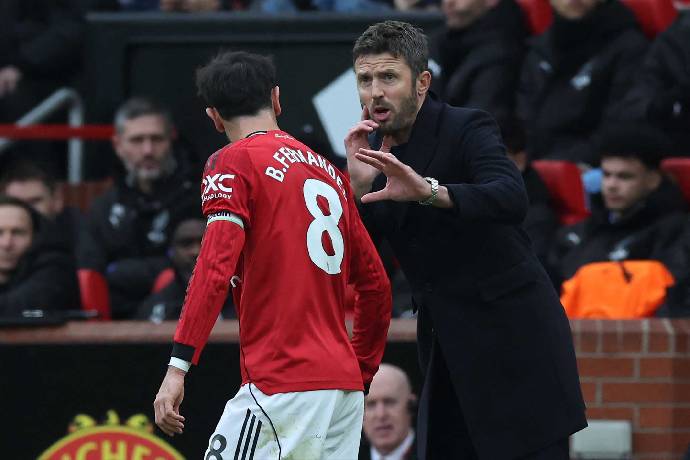Carrick bảo vệ Bruno Fernandes dù quát mắng đồng đội