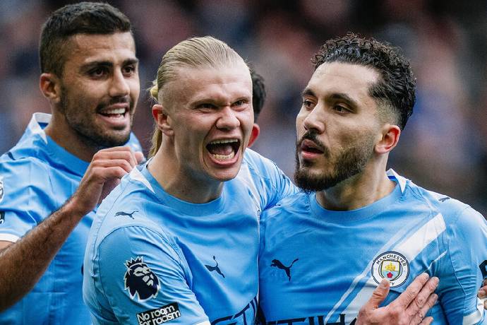 Wayne Rooney chỉ trích Man City ăn mừng quá sớm