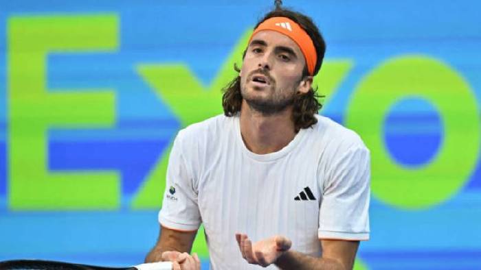 Tsitsipas quát tháo trọng tài sau thất bại tủi hổ trước Arthur Fils