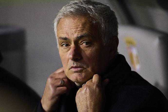 CĐV ngỡ ngàng về địa điểm HLV Mourinho theo dõi trận Real Madrid
