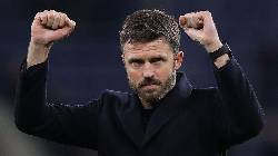 HLV Carrick giận dữ khi Newcastle thoát thẻ đỏ thứ hai
