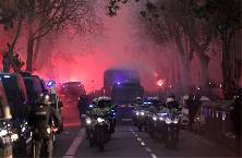 CĐV Barcelona làm loạn, đập phá xe bus của Atletico Madrid