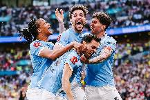 Man City gặp khó trong cuộc đua vô địch với Arsenal